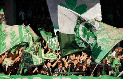  ?? ?? Trifoglio I tifosi del Greuther Furth: i colori e i simboli della squadra sono ispirati a quelli degli scozzesi del Celtic Glasgow (Getty)