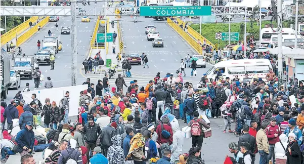  ?? FOTO: AFP ?? Cada día, centenares de venezolano­s abarrotan las salidas de las aduanas en busca de un escape de la situación que se vive en el país.