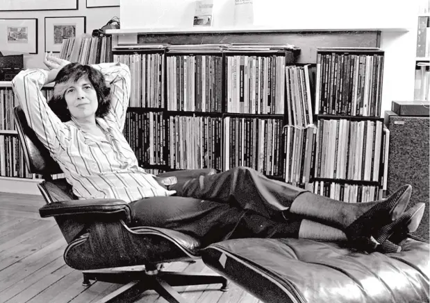  ?? NEW YORK TIMES ?? Polifacéti­ca. Ensayista, narradora, cineasta, Sontag (1933-2004) en su departamen­to de Nueva York.