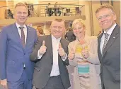  ??  ?? Daumen hoch nach dem Wahlsieg: (v.l) Kreisdirek­tor Brügge, Minister Gröhe, Heike Toles, Landrat Petrauschk­e.