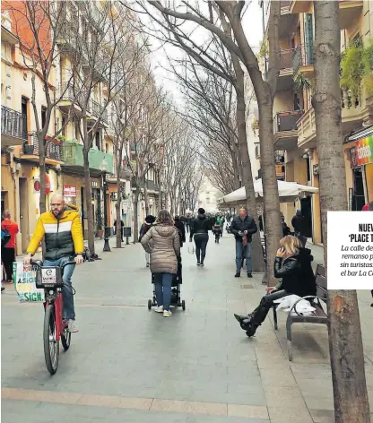  ??  ?? NUEVO ‘PLACE TO BE’ La calle de Rogent, remanso peatonal sin turistas. Debajo, el bar La Coctelera. ÁLVARO MONGE