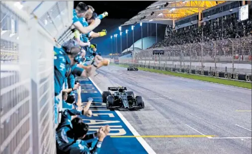  ?? ?? Los mecánicos de Aston Martin celebran en el muro la tercera posición de Fernando Alonso el pasado domingo en el GP de Bahréin.
