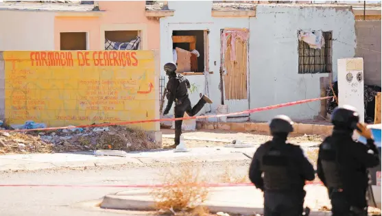  ?? JOSÉ LUIS GONZÁLEZ/REUTERS ?? Policías realizaron un operativo en Juárez, tras un ataque de sicarios.