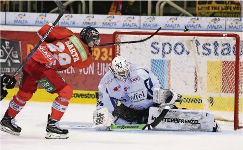  ??  ?? Großer Jubel im Dome: DEG-Stürmer Alexander Barta erzielt seinen zweiten Treffer des Abends zum 2:0 gegen Torhüter Drew MacIntyre.