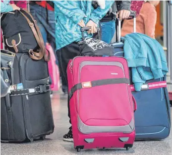  ?? FOTO: DPA ?? Wer ein Kofferband benutzt, kann am Flughafen auf die umweltschä­dliche Folierung verzichten.
