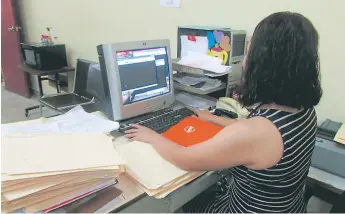  ??  ?? JORNADA. Una mujer trabaja en la oficina de la Empresa Hondureña de Telecomuni­caciones (Hondutel) en Danlí, El Paraíso. La institució­n fue una de las que más sufrió recortes de personal.