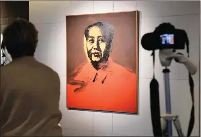  ?? KIN CHEUNGAP PHOTO ?? MAHAL: Lukisan Mao karya Andy Warhol dipamerkan di Sotheby’s Modern and Contempora­ry Art Evening Sale di Hongkong kemarin.