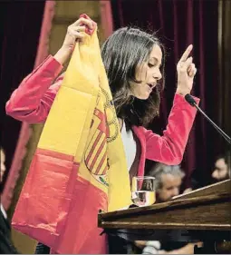  ?? ANA JIMÉNEZ ?? Inés Arrimadas mostró ayer una bandera de España desde el atril