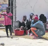  ??  ?? Emergenza Nel centro di Tajoura (Tripoli) molti profughi vengono dalla Somalia