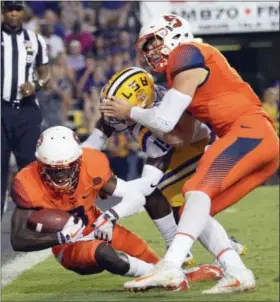  ?? MATTHEWHIN­TON — THE ASSOCIATED PRESS ?? Syracuse wide receiver Ervin Philips ( 3) scores a touchdown against LSU cornerback Kary Vincent Jr. ( 15) during the second half as quarterbac­k Eric Dungey ( 2) helps Philips during an NCAA college football game in Baton Rouge, La., Sept. 23.