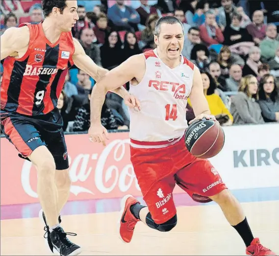  ?? FOTO: EFE ?? Duelo en la dirección del juego Salgado avanza ante el marcaje de Marcelinho Huertas en el derbi de ayer en el Fernando Buesa Arena que acabó con una nueva derrota del Bilbao Basket
