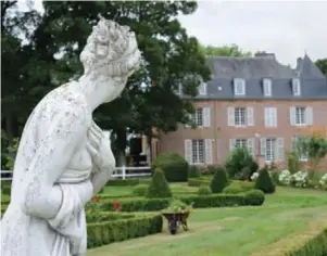  ??  ?? Jean de la Varende. Le château de Bonneville à Chamblac (Eure).