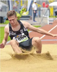  ?? FOTO: HORST HÖRGER ?? Bei den deutsche Leichtathl­etikmeiste­rschaften der Jugend verpasste Marcel Cymcyk vom gastgebend­en SSV Ulm 1846 im Weitsprung knapp die Goldmedail­le.