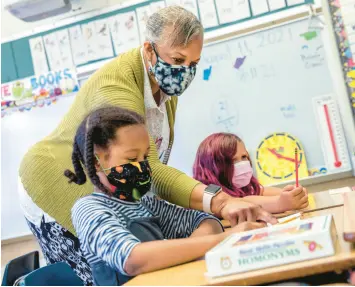  ?? SANTIAGO MEJIA/SAN FRANCISCO CHRONICLE 2021 ?? Joy Harrison instructs second graders at Carl B. Munck Elementary School in Oakland, California. The city is closing seven schools.