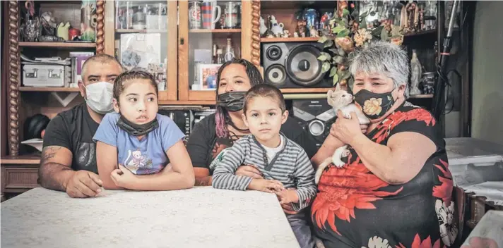  ??  ?? ► Edith Torres y sus hijos son parte de los 122 mil habitantes del barrio Bajos de Mena, en Puente Alto. Como su departamen­to hay más de 25 mil.