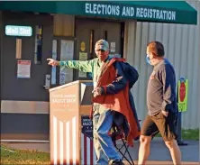  ?? Don Stilwell ?? Poll worker Robert Gunther directs a voter at the Freedom Center in Ringgold.