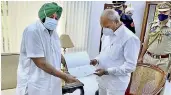  ?? — PTI ?? Punjab Chief Minister Capt. Amrinder Singh submits his resignatio­n to Governor Banwarilal Purohit at the Raj Bhavan in Chandigarh on Saturday.