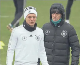  ?? FOTO: AP ?? Toni Kroos y el selecciona­dor Joachim Löw Alemania entrenó ayer por primeta vez