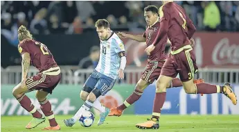  ??  ?? DECEPCIÓN. La selección argentina está quedando fuera de la clasificac­ión directa al Mundial.