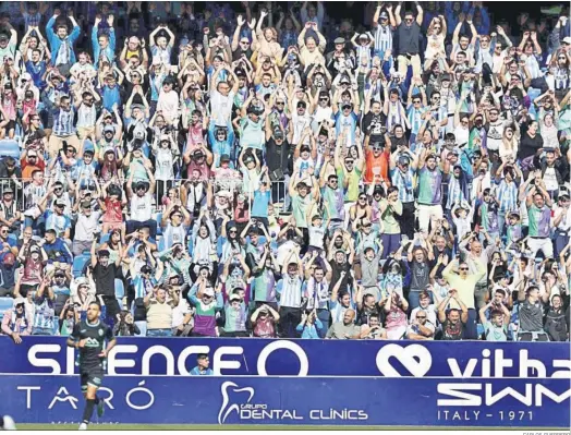  ?? CARLOS GUERRERO ?? Afición del Málaga ante el Atlético Baleares.