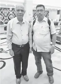  ??  ?? PENULIS merakam gambar kenangan bersama Prof Abhoud.