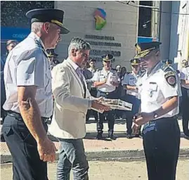  ?? LA VOZ ?? ACTO. Rolando Turletti, con el ministro de Seguridad y el jefe de la Policía de Córdoba.