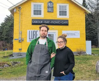  ?? RYAN TAPLIN • THE CHRONICLE HERALD ?? Gabriel Wallot-beale and Kate Melvin in front of their Labour Day Picnic Cafe in Glen Haven on Monday. The new cafe will open Wednesday.