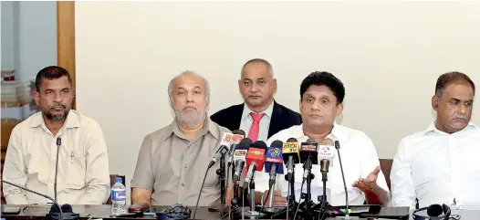  ??  ?? United National Force leader and United National Party Deputy leader Sajith Premadasa together with SLMC leader Rauff Hakeem addressing a news con UNP working committee meeting, with the alliance still divided on the symbol issue. Pic by Lahiru Harshana