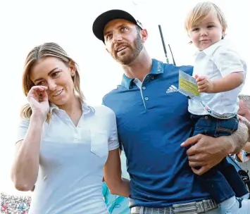  ?? Foto: Imago ?? Paulina Gretzky freute sich im vergangene­n Jahr mit ihrem Mann Dustin Johnson über den Sieg bei den US Open 2016. Mit dabei war auch Sohn Tatum. In diesem Jahr wird er noch ein Geschwiste­rchen bekommen.