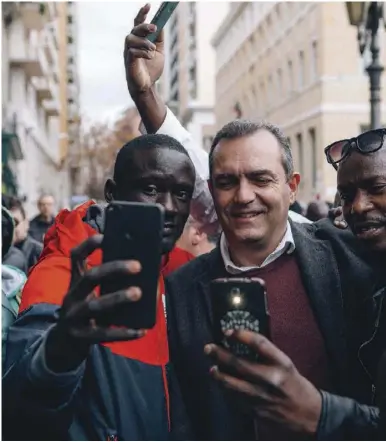  ??  ?? Luigi de Magistris, alias « Giggino », participe à une marche antiracist­e à Naples, le 3 octobre dernier.