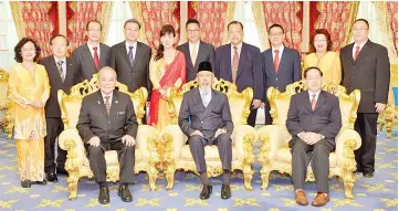  ??  ?? Goh (seated, left) led the Sabah FCAS Internatio­nal Dragon Boat Race organizing committee in paying a courtesy call on Head of State Tun Juhar Mahiruddin (seated, centre).