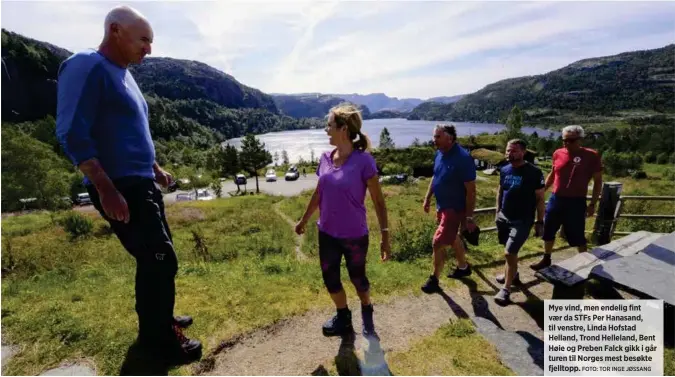  ?? FOTO: TOR INGE JØSSANG ?? Mye vind, men endelig fint vær da STFs Per Hanasand, til venstre, Linda Hofstad Helland, Trond Helleland, Bent Høie og Preben Falck gikk i går turen til Norges mest besøkte fjelltopp.