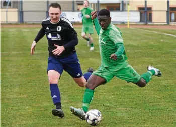  ?? JENS LOHSE ?? Der Greizer Angreifer Lamin Darboe (rechts) – hier im Spiel gegen den VFR Bad Lobenstein – setzt beim überrasche­nden Auswärtser­folg in Stadtroda den 4:2-Schlusspun­kt.