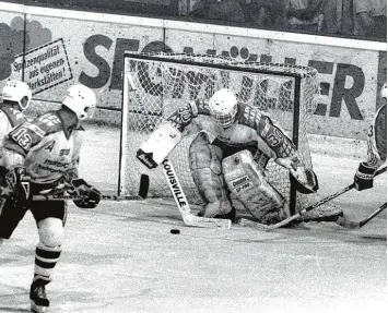  ?? Foto: Jochen Aumann ?? Eine Aufnahme Ende der 80er Jahre: Thomas Schön hütet das Tor des Augsburger EV. Auffällig: Die Beinschone­r fallen damals viel kürzer als heute aus.