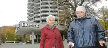  ?? Fotos: Annette Zoepf ?? Elsbeth Liegmann und Anneliese Binninger (von links) leben vorübergeh­end im Hotelturm.