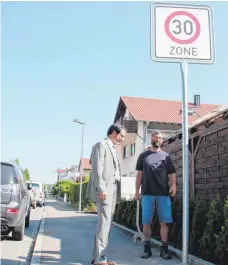  ?? ARCHIVFOTO: FRANK CZILWA ?? Bauhofleit­er Reiner Hils mit Bürgermeis­ter Clemens Maier bei einem Vor-Ort-Termin.