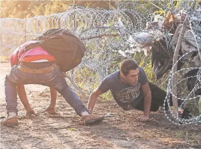  ?? FOTO: DPA ?? Flüchtling­e überqueren illegal die ungarische Grenze.