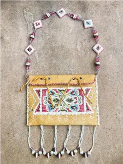  ?? PHOTOS FOURNIES PAR LES ARTISANES ?? Collier-pochette de Kiera Pyke, d’Akwesasne