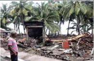  ??  ?? Nagua. El señor Paulino José observa los daños causados por el ciclón Irma hace dos semanas y que resultaron agravados por los efectos del huracán María el pasado jueves. Un total de 67 casas resultaron afectadas en el sector Boba.