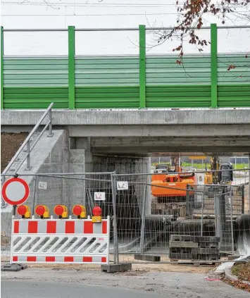  ?? Foto: Andreas Lode ?? Die Bahnunterf­ührung an der Peter Dörfler Straße in Meitingen, das sogenannte „Hennaloch“, entpuppt sich als Dauerbaust­el le.