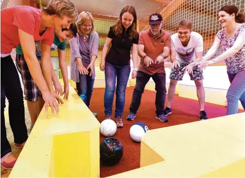  ?? Fotos: Marcus Merk ?? Die Redakteure hatten ihren Spaß beim Soccer Billard. Vor jeder Kugel, die versenkt wurde, kam die La Ola Welle zum Einsatz.