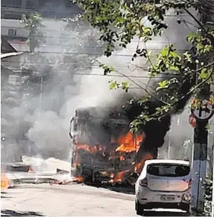  ??  ?? Em protesto, moradores da Grota colocaram fogo em ônibus e incendiara­m várias barricadas