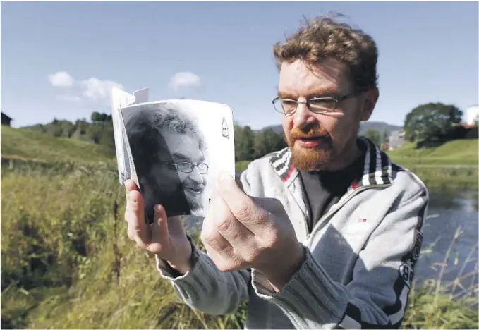  ?? FOTO: ANDREAS SOLTVEDT ?? «BLAKK I BØ»: Magnus Lieungh (44) har skrevet mange dikt som har stått på trykk i ukeavisa Bø Blad. Kommende lørdag lanserer Lieungh sin debutdiktb­ok.