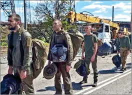  ?? ?? PRISONERS OF WAR:
Ukrainian fighters leave the Azovstal steel plant