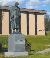  ??  ?? La statue du fondateur et premier recteur de l’Université de Moncton, le père Clément Cormier. - Archives