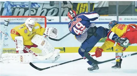  ?? FOTO: BIRGIT HÄFNER ?? Linksfänge­r Fredrik Pettersson Wentzel, hier gegen München, überzeugt im DEG-Tor.