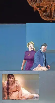  ?? FOTO: BJÖRN HICKMANN ?? Die Nixe im Küchenschr­ank: Susanne Braunsteff­er (u.) als Titelfigur, Jane Irwin als Fürstin, Paul O’Neill als Prinz.
