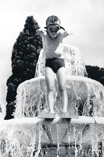  ?? GETTY ?? A boy jumps into a pool in Guildford in 1953. Those men who are 64 or older now will have the top-up option next April