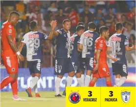  ??  ?? Los veracruzan­os se despacharo­n con tres goles ante su afición.