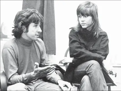  ??  ?? Tom Hayden, activista antibélico de la década de los 60, cuyo nombre quedó vinculado al juicio de Los 7 de Chicago, a las protestas contra la guerra en Vietnam y a su ex esposa Jane Fonda (con quien aparece en la imagen de 1972), murió el domingo pasado a los 76 años, informaron sus familiares. Barbara Williams, esposa de Hayden desde 1993, actriz y escritora canadiense, declaró a CNN que el legendario activista murió en un hospital de Santa Mónica, California, por complicaci­ones derivadas de un accidente cerebro-vascular que sufrió en 2015 ■ Foto Ap